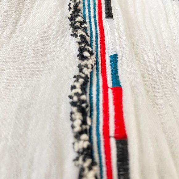 Long Sleeve White Textured Gauze Top With Embroidered Detail - Picture 3 of 9